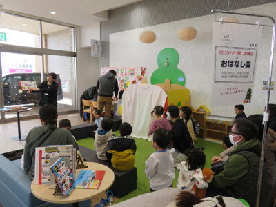 絵本の読み聞かせ「あかくんまちをはしる」