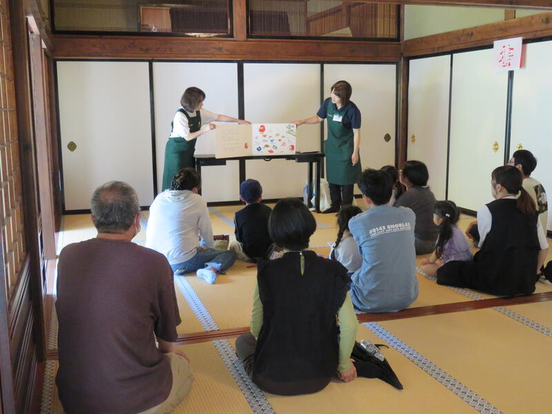 読み聞かせをしている写真