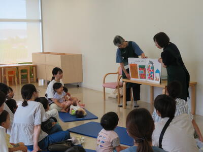 読み聞かせをしている写真