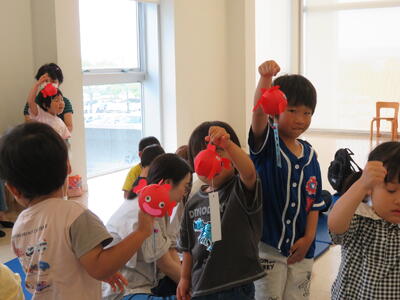 完成したきんぎょふうりんを見せてくれるこどもたちの写真