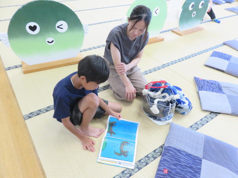 親子で絵本を読む参加者の写真