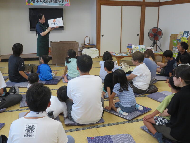 読み聞かせを聞く参加者の写真